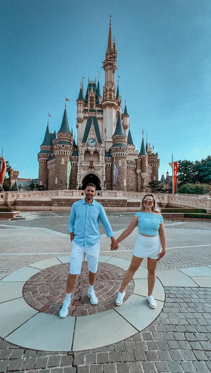 Casal na Tokyo Disneyland
