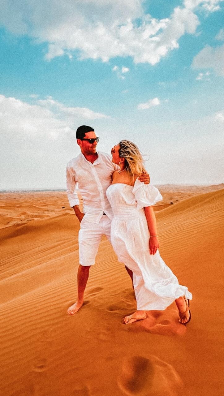 Casal no deserto de Dubai