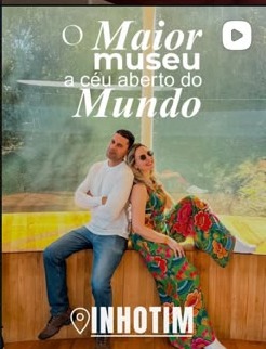 Casal em passeio cultural